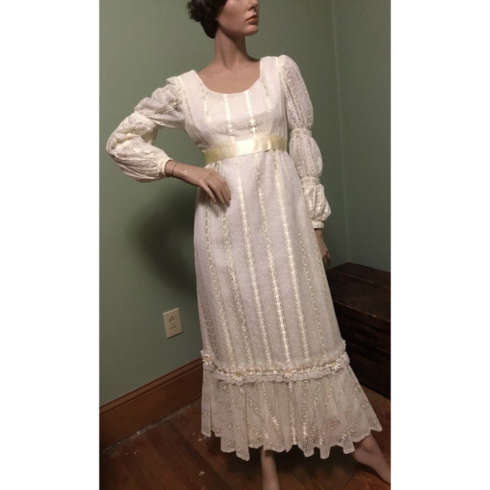 VINTAGE 1970'S WHITE/YELLOW LACE DAISY w/JULIET SLEEVE/EMPIRE WAIST MAXI DRESS